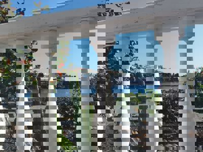 Amplio espacio exterior del apartamento con espectaculares vistas al océano en Islas Canarias, España.