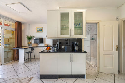 Espaciosa cocina con acabados modernos y vistas al mar en un apartamento de alquiler vacacional en las Islas Canarias