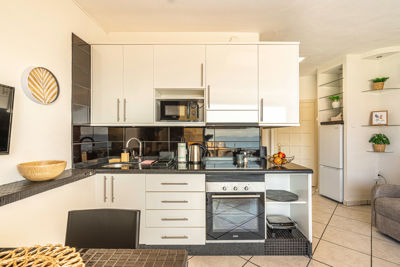 Cocina accesible y bien iluminada con muebles modernos en el apartamento Sol del Sur Ocean View, Islas Canarias