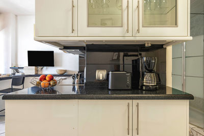 Cocina moderna y equipada con utensilios y electrodomésticos en el apartamento Sol del Sur Ocean View, Islas Canarias