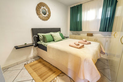 Amplia habitación con decoración moderna y balcón que ofrece vistas panorámicas al océano en el apartamento vacacional Sol del Sur, Islas Canarias.