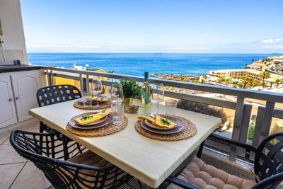 Amplia terraza con muebles de exterior y espectaculares vistas al mar en el apartamento de alquiler vacacional Sol del Sur, Islas Canarias.
