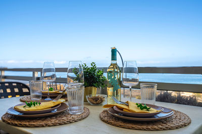 Elegante cubertería completa dispuesta en la terraza del apartamento vacacional Sol del Sur Ocean View, con vistas a las Islas Canarias