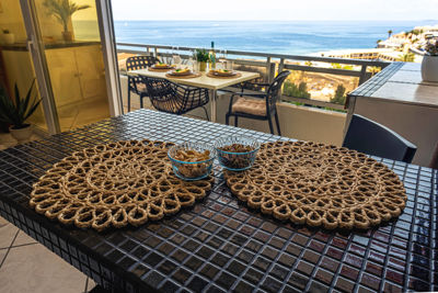 Amplio salón con muebles modernos y vistas al mar en apartamento vacacional en Islas Canarias, España