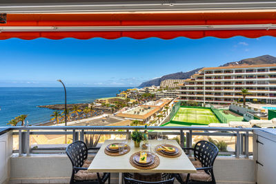 Amplia terraza con muebles de exterior y vistas al mar en apartamento vacacional Sol del Sur, Islas Canarias