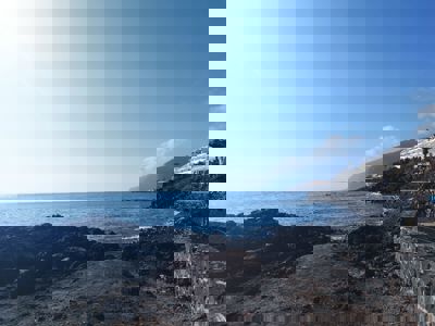 Amplio espacio exterior con impresionantes vistas al océano en apartamento vacacional en las Islas Canarias