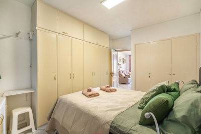 Acogedora habitación amueblada con decoración moderna y vistas al mar en un apartamento de alquiler vacacional en las Islas Canarias.