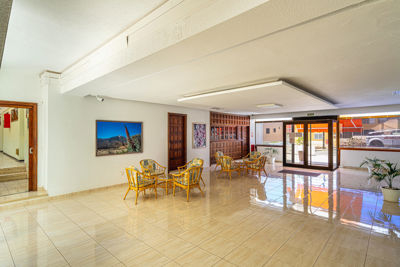 Amplio portal con decoración moderna y luz natural en apartamento de alquiler vacacional en Islas Canarias, España