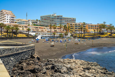 Espacioso apartamento vacacional con vistas al océano, ubicado en la tranquila playa de Sol del Sur, Islas Canarias.