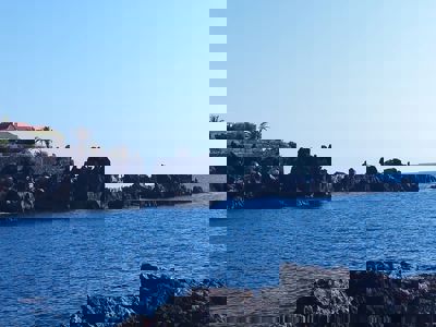 Vista de los exteriores del apartamento con mar tranquilo y áreas verdes en Sol del Sur Ocean View, Islas Canarias