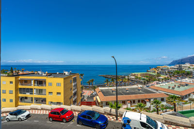 Amplio espacio de parking gratuito rodeado de jardines en el apartamento vacacional Sol del Sur Ocean View, Islas Canarias