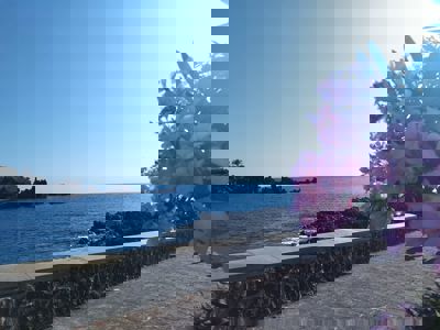 Amplios exteriores con vistas al mar y zonas de descanso en el apartamento Sol del Sur Ocean View, Islas Canarias