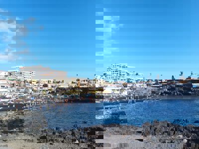 Amplio espacio exterior con vistas al mar, rodeado de vegetación en el apartamento Sol del Sur Ocean View, Islas Canarias