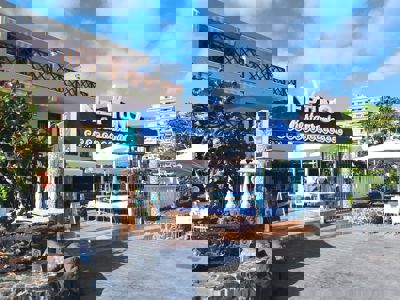 Amplio espacio exterior del apartamento con acceso a restaurantes locales y vistas a la naturaleza en las Islas Canarias