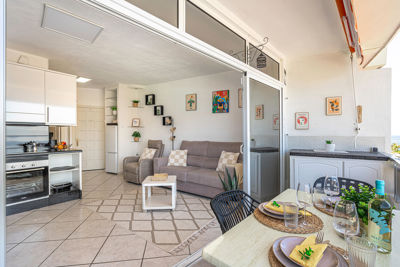 Terraza acogedora con muebles de exterior y plantas, ideal para relajarse en Sol del Sur Ocean View en las Islas Canarias.