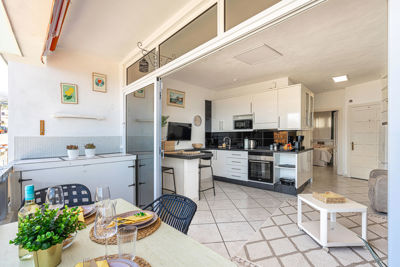 Amplia terraza con vistas al mar y mobiliario cómodo en el apartamento Sol del Sur Ocean View, Islas Canarias