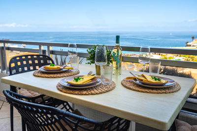 Amplia terraza decorada con muebles de exterior y vistas al mar en un apartamento vacacional en las Islas Canarias, España