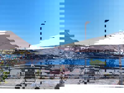 Exteriores del apartamento con vistas al paseo y al océano, en las Islas Canarias, España.