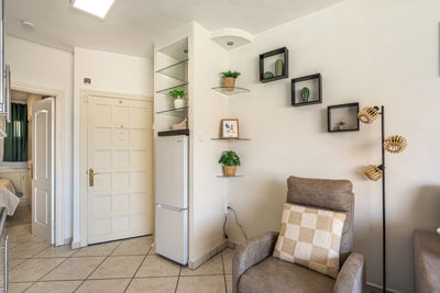 Amplio salón con ventanas luminosas y decoración moderna, en apartamento accesible en Islas Canarias, España