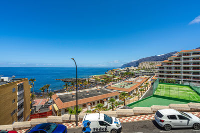 Amplios exteriores con acceso fácil y vistas al mar en el apartamento de alquiler vacacional Sol del Sur, Islas Canarias