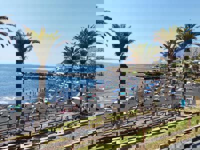 Amplios exteriores con piscina y jardín en el apartamento Sol del Sur Ocean View, ubicado en las Islas Canarias, España.