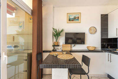 Amplio salón con decoración moderna y vistas al mar en apartamento de alquiler vacacional en Islas Canarias