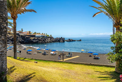 Amplias zonas verdes y áreas de descanso en el exterior del apartamento vacacional Sol del Sur Ocean View, Islas Canarias