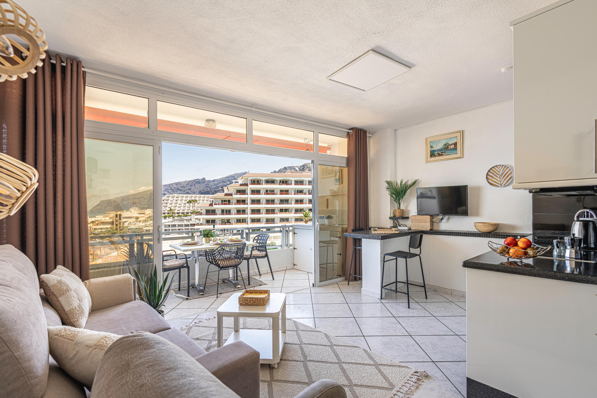 Amplio salón con grandes ventanales y vistas al océano en un apartamento de alquiler vacacional en Islas Canarias