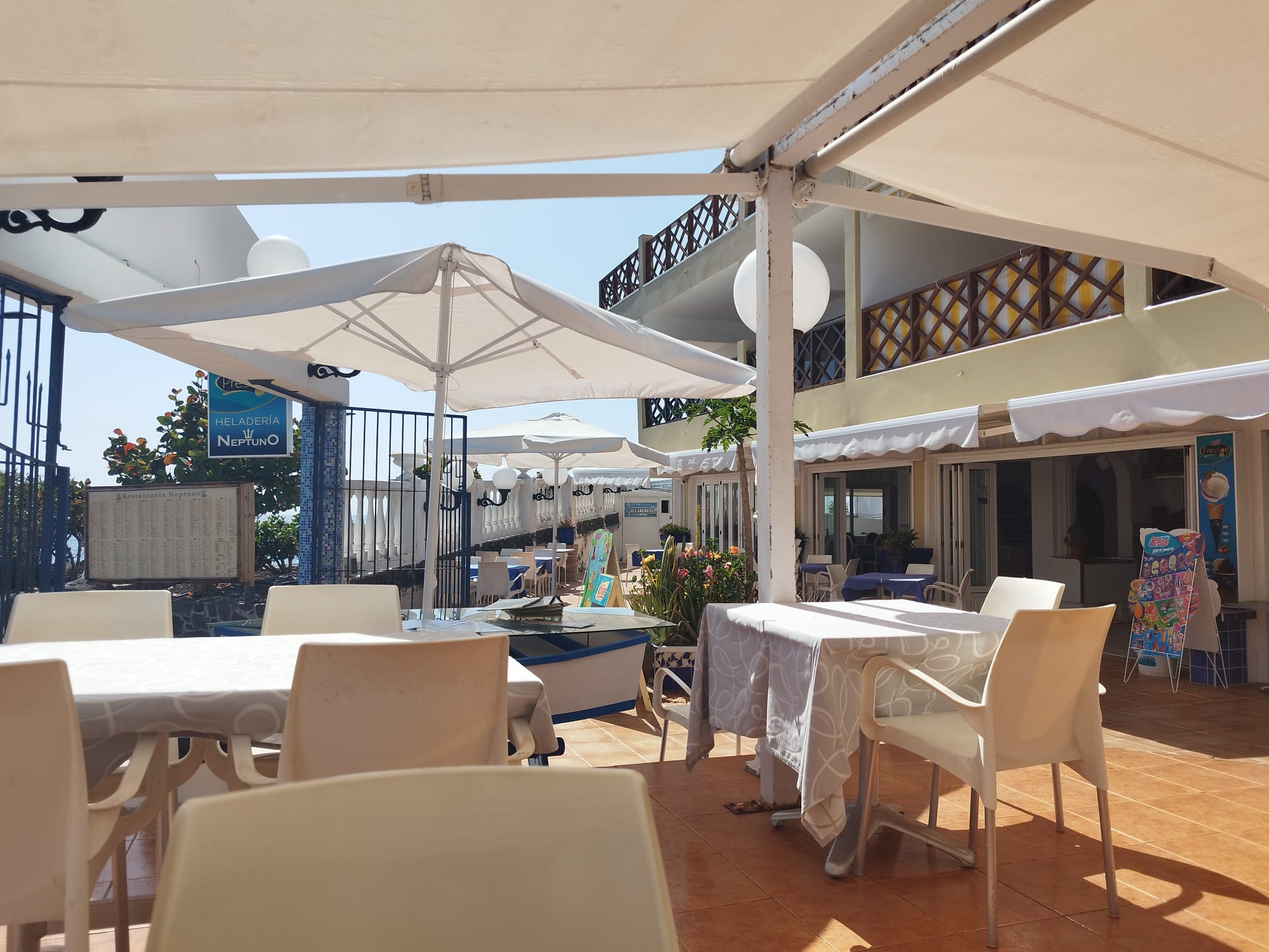 Amplia zona exterior con terraza y vistas al mar en Sol del Sur Ocean View, ubicada en las Islas Canarias, España.