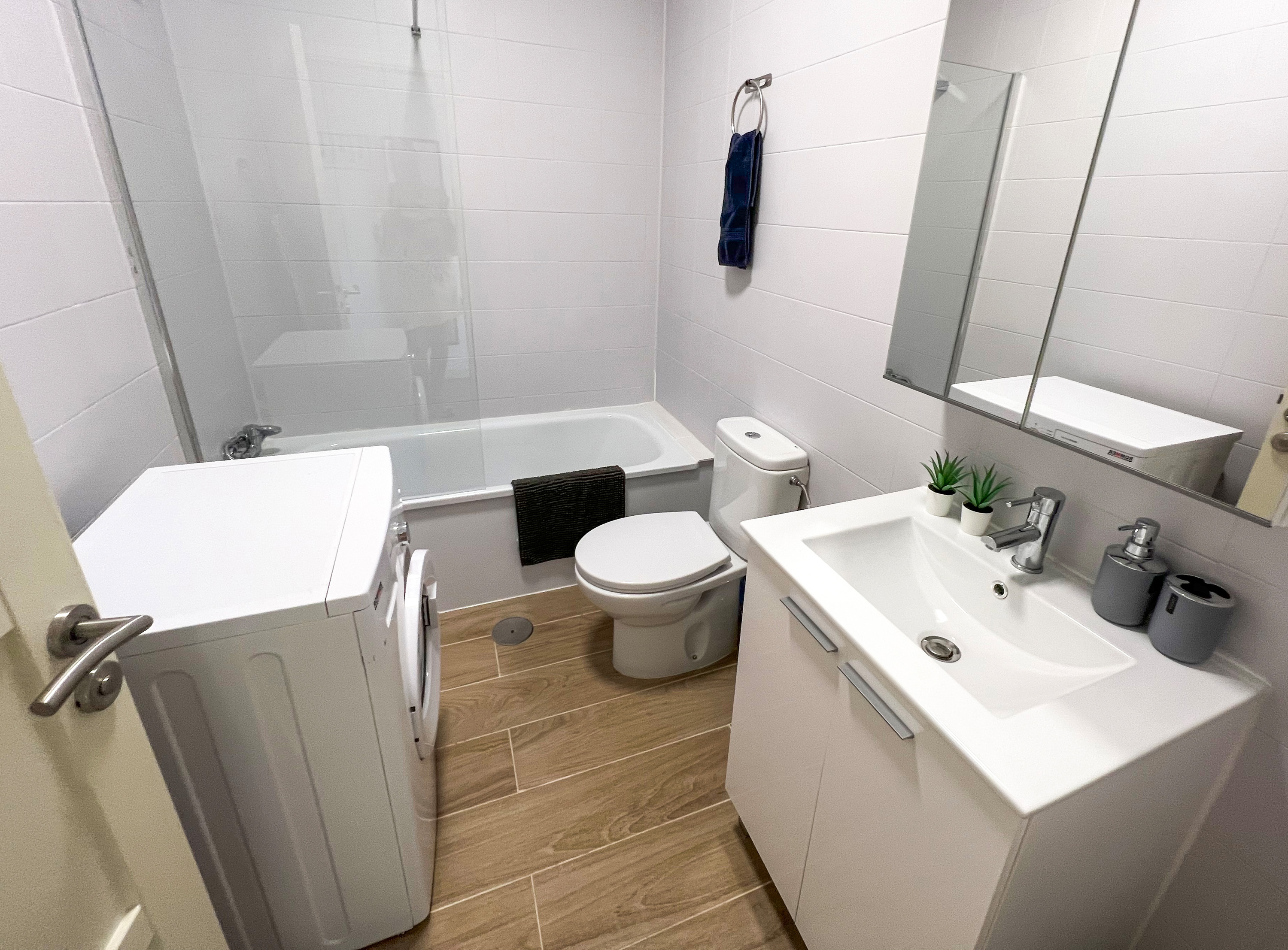 Helles und geräumiges Badezimmer in der Unterkunft Orlando Sea View in Costa Adeje.