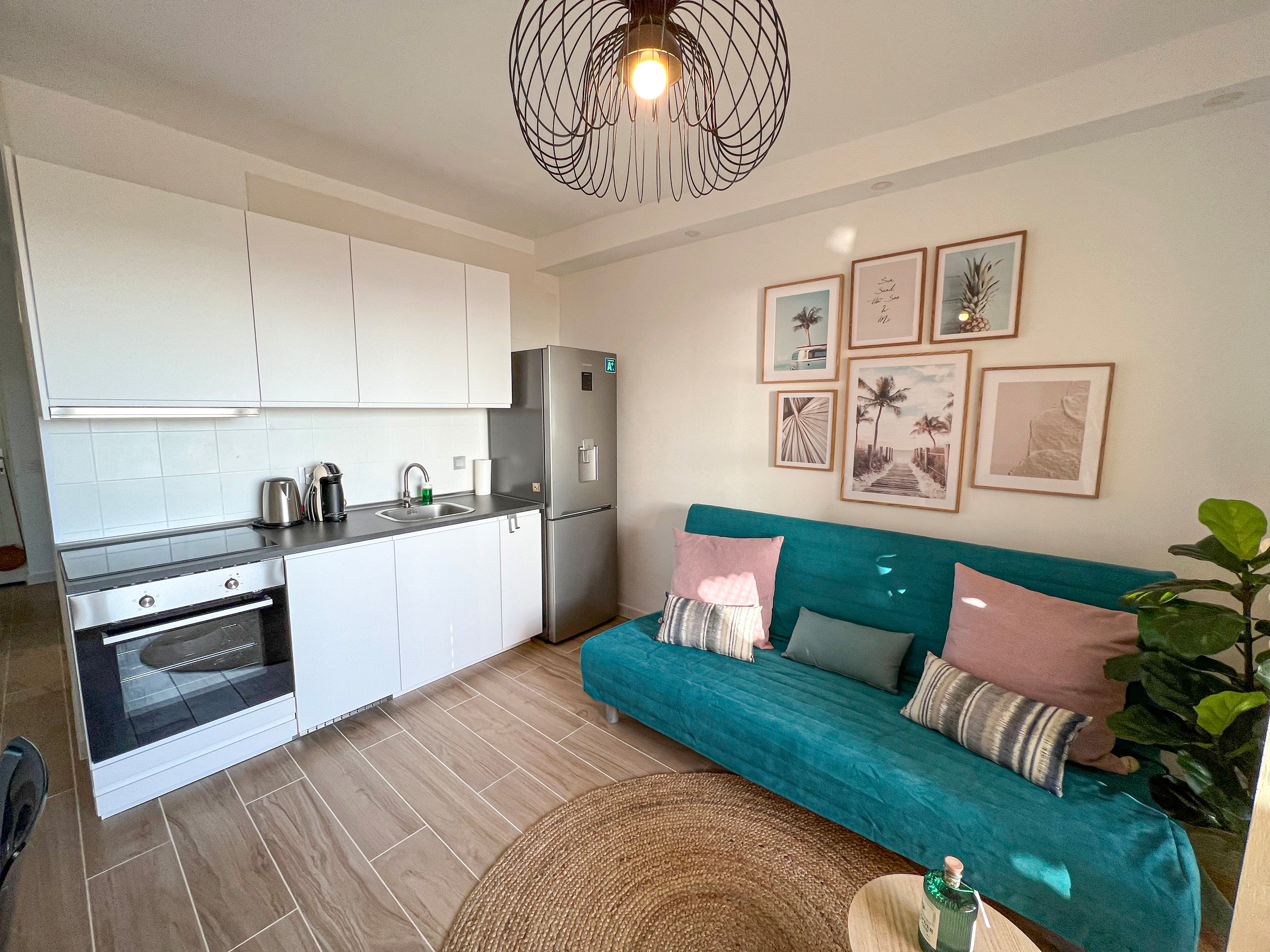 Vue du grand salon cuisine dans la propriété Orlando Sea View à Costa Adeje.