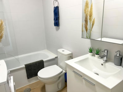 Geräumiges Badezimmer mit Dusche und Waschbecken im Orlando Sea View, Costa Adeje.