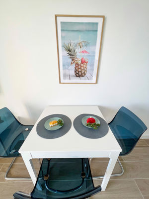 Tisch mit einem guten Frühstück im Wohnzimmer von Orlando Sea View, Costa Adeje.