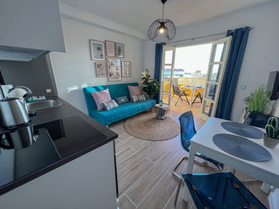 Wohnzimmer des offenen Hauses in Orlando Sea View, Costa Adeje, mit modernem Dekor und Meerblick.