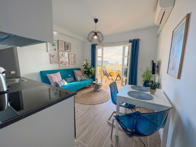 Wohnzimmer des kompletten Hauses in Orlando Sea View, Costa Adeje, mit modernem Dekor und Meerblick.