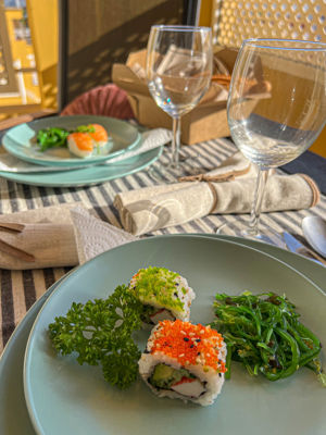 Vollständiges Besteck auf der Terrasse des Orlando Sea View in Costa Adeje.