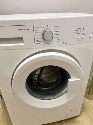 Moderne Waschmaschine im Badezimmer von Orlando Sea View, Costa Adeje.